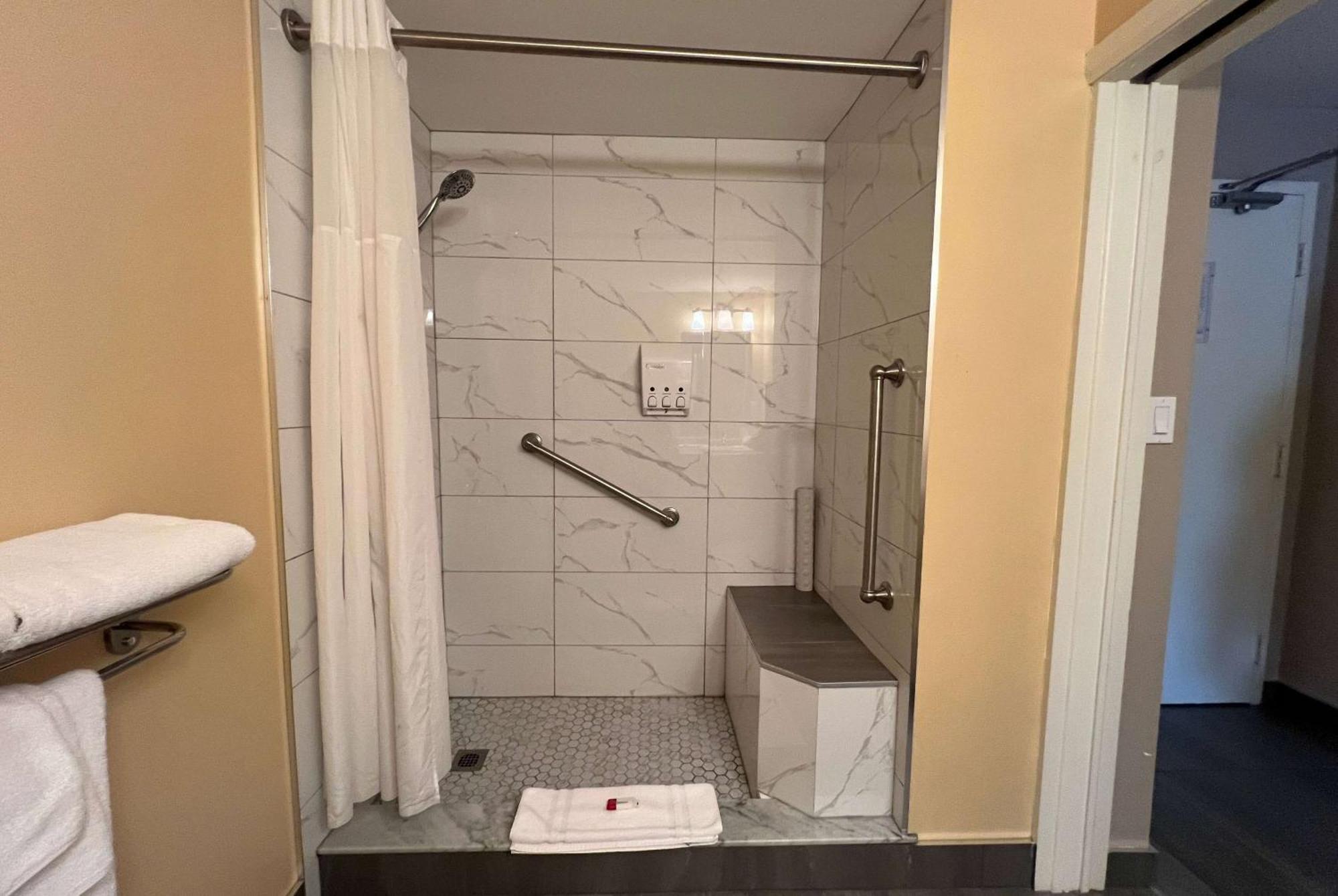 Ramada by Wyndham London Hotel Bagian luar foto